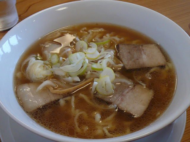 シンプルな醤油ラーメンは500円とお得なのに軟らかいチャーシューが何と4枚も・・・_喜多方ラーメン 喜一