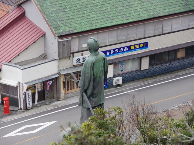 裏の展望台から撮影した中岡慎太郎像。
展望台は恋人の聖地となっており、錠前が数多く有りました。_中岡慎太郎像