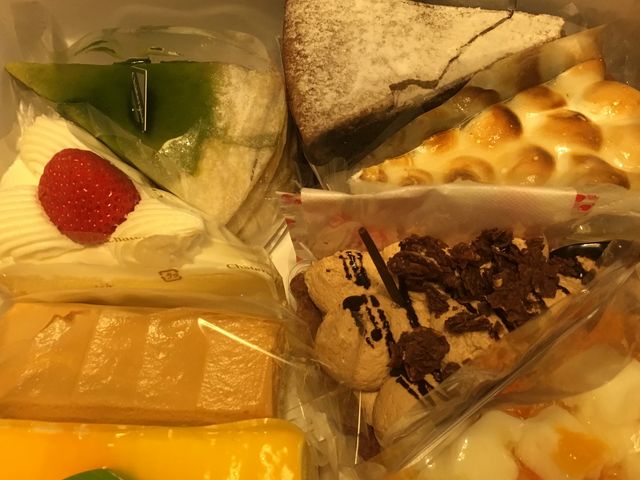 定番のイチゴのほかに、抹茶やチョコタルトがオススメ!_フルーツケーキファクトリー 東札幌店