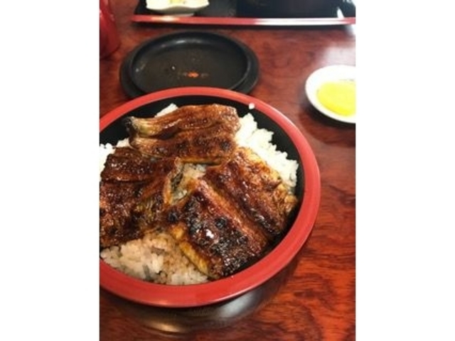 うな丼。ご飯の中にもうなぎが隠れています。_弘常屋