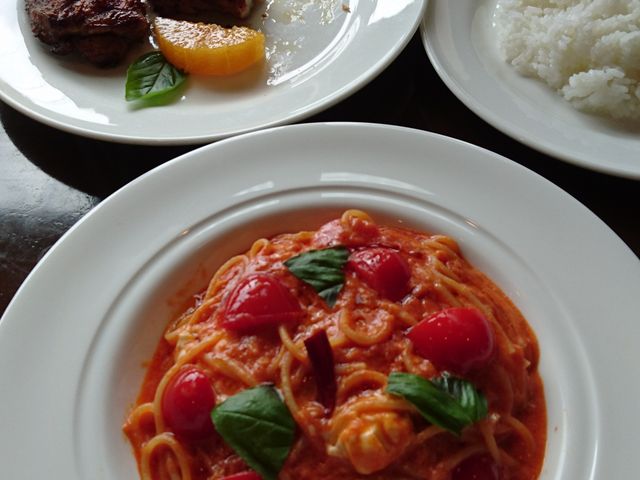 ランチセットはメインにサラダとスープがついてとてもリーズナブルです。_Venga Venga ベンガベンガ