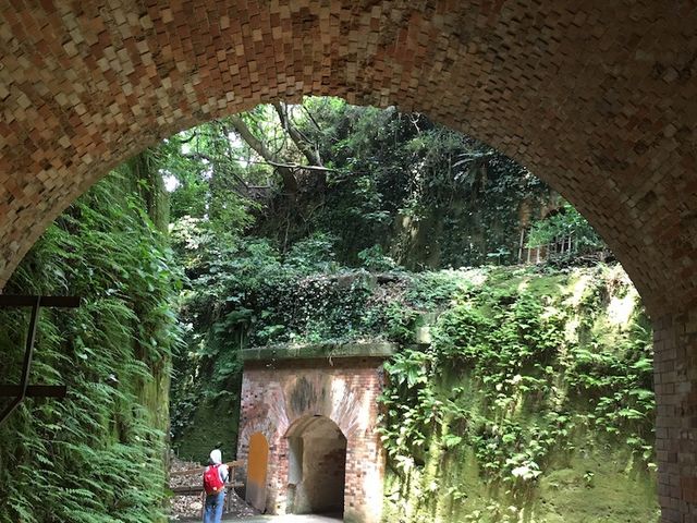 時代を感じさせるレンガのトンネル_猿島
