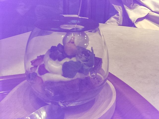 中心は飴でコーティングされたナッツ。飴の柄が外へ伸びています。_Mary’s caf