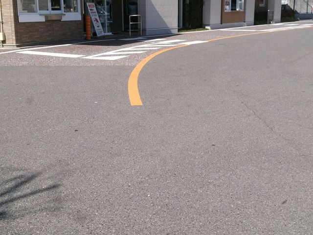 駐車場も広いマックの外観_マクドナルド白島店