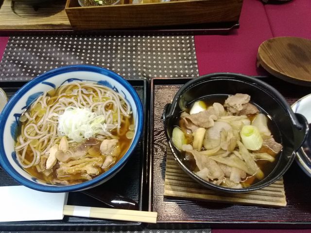 冷たい肉そばと芋煮_山形空港総合案内所「旅サロン」