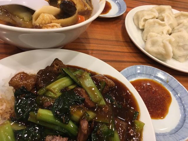 水餃子¥756、牛バラあんかけご飯¥756と五目そば¥864_山東
