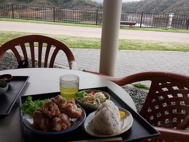 テラスでランチ_道の駅 湖畔の里 福富