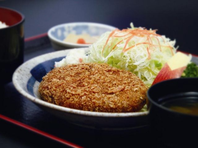 木曽牛がギッシリ詰まったBIGサイズ。木曽牛コロッケ定食_道の駅 日義木曽駒高原ささりんどう館