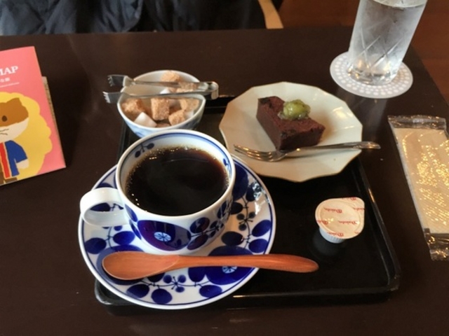コーヒーを頼むとケーキも付いてきます_冨士屋Gallery 一也百 ―はなやもも―