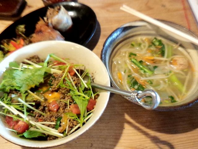 ナンプラー丼とフォー_地元産天然お魚とアジアごはん アイワナドゥ岩戸