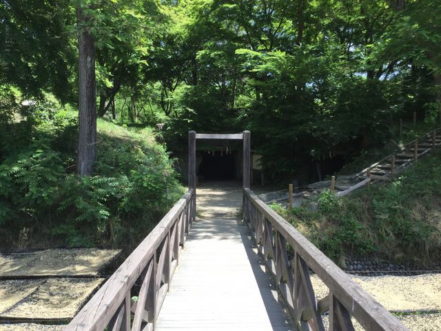 魏石鬼窟