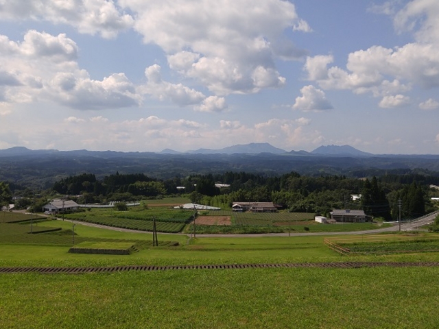 ワイナリー敷地から阿蘇五岳を望む_五ヶ瀬ワイナリーメゾンドバン