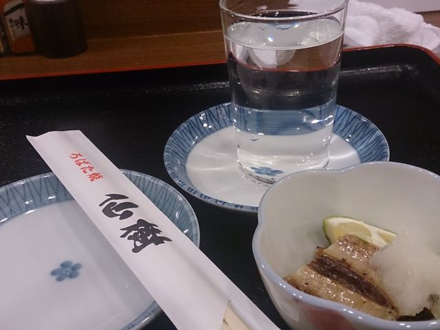 ろばた焼 仙樹 付け出しと土佐鶴冷酒_ろばた焼 仙樹