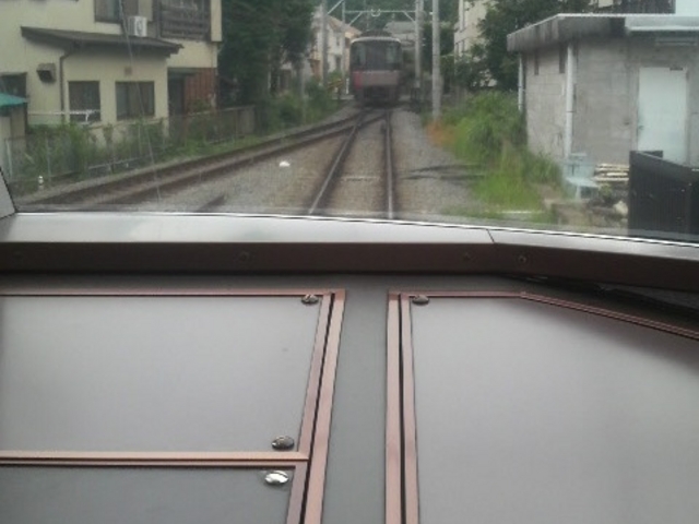 2015年6月19日9時59分、箱根板橋駅構内に停車中のロマンスカーからみた下りロマンスカーEXE_箱根板橋駅
