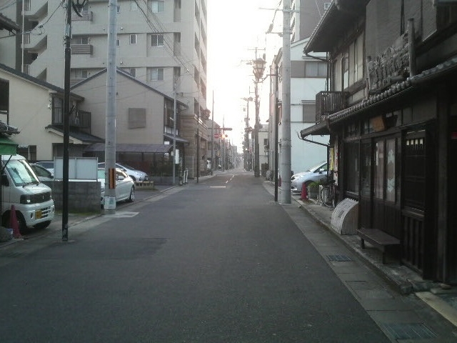 真っすぐな街道が続いています_大津百町