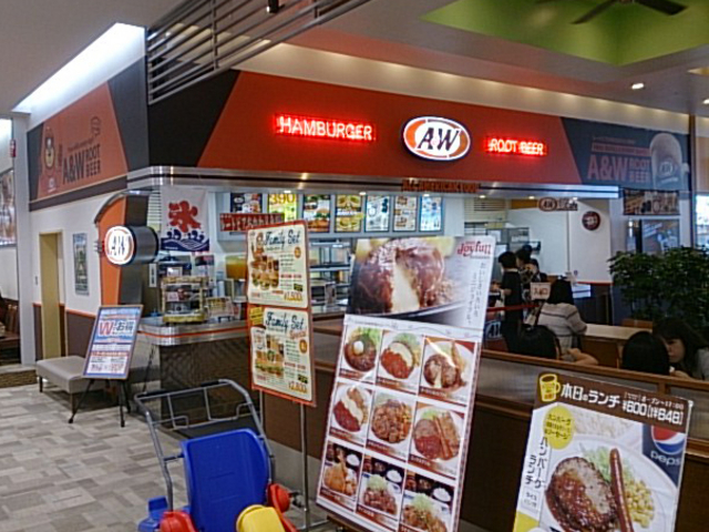 フードコート内なので席数が多い_A&W サンエー経塚店