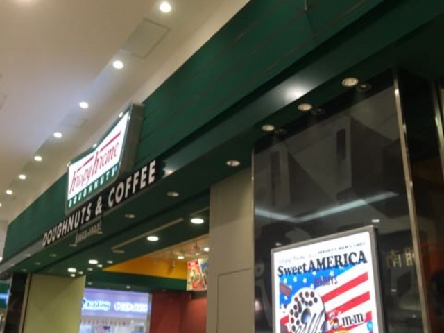 イートインスペースも完備!_クリスピー・クリーム・ドーナツ テラスモール湘南店(Krispy Kreme Doughnuts)