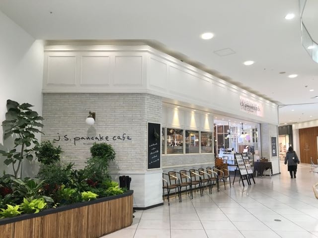 店頭にはパンケーキの粉も販売してます!_j.s. pancake cafe テラスモール湘南店
