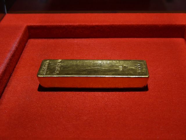 金塊の重さを体感できます_土肥金山郷土資料館