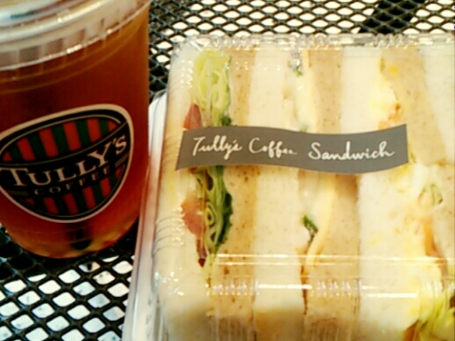 アイスティーとサンドイッチ_タリーズコーヒーショップレム鹿児島店(Taste the Difference | TULLY’S COFFEE)