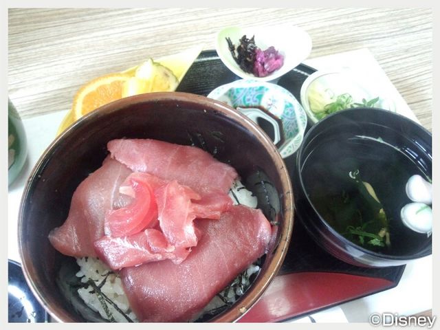 鉄火丼ハーフ。お吸物、漬け物、フルーツ付き_喜怒哀楽