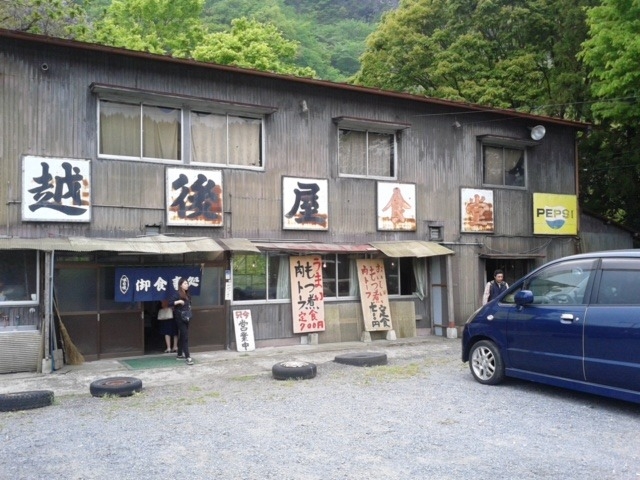 横に見てください。行列ができていました。_越後屋