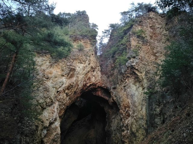 ぱっくり割れています。_史跡佐渡金山