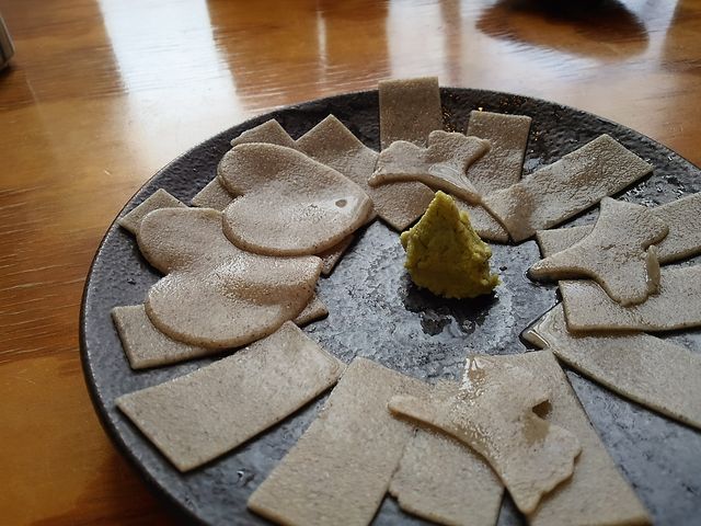 そばの刺し身です。ハートがかわいいですね。_そば処倉乃