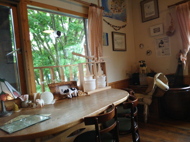店内です。木を活かしたいい雰囲気ですね。_半田ファーム