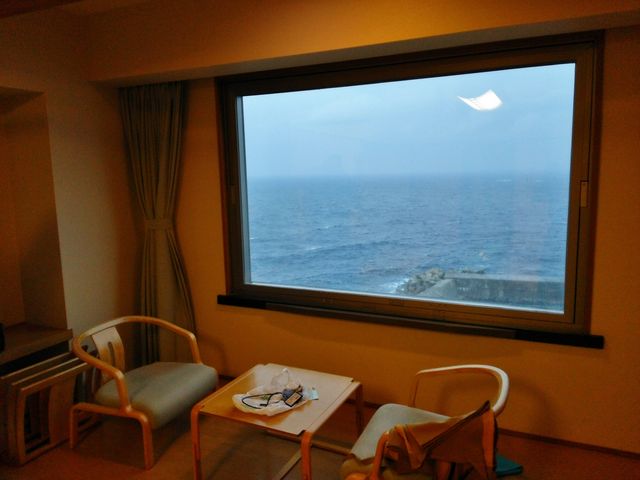 窓の外は日本海です。_ホテル大佐渡