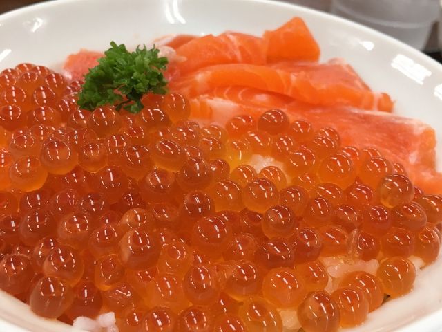 サーモンといくら丼。いくらの輝きが違う!_食堂うしお