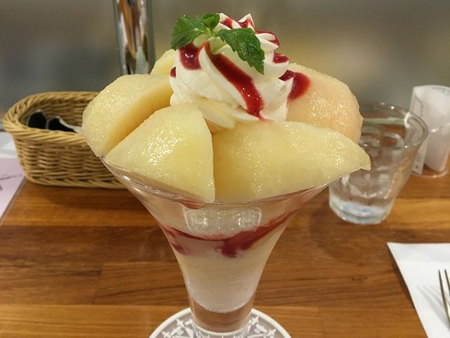 桃のパフェ_ホットケーキパーラー Fru-Full