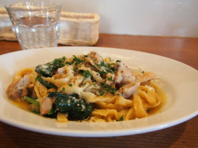 生パスタ(鶏もも肉とほうれん草のカーチョエペペ)_大衆イタリア食堂 アレグロ 天満