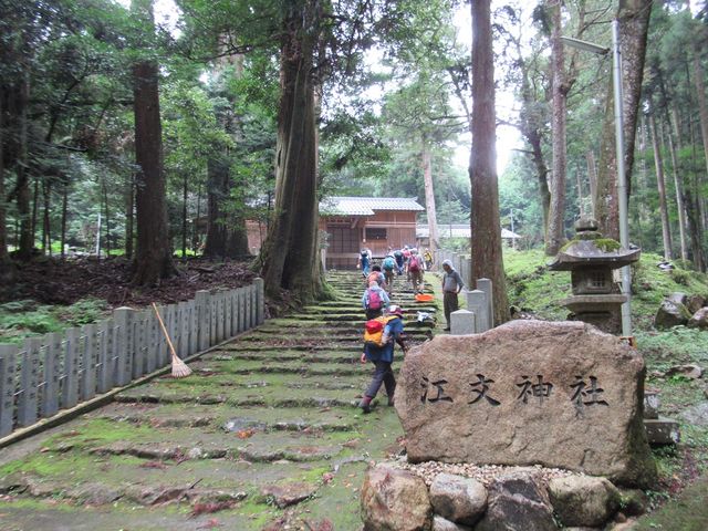 本殿前の苔むす石階段_江文神社