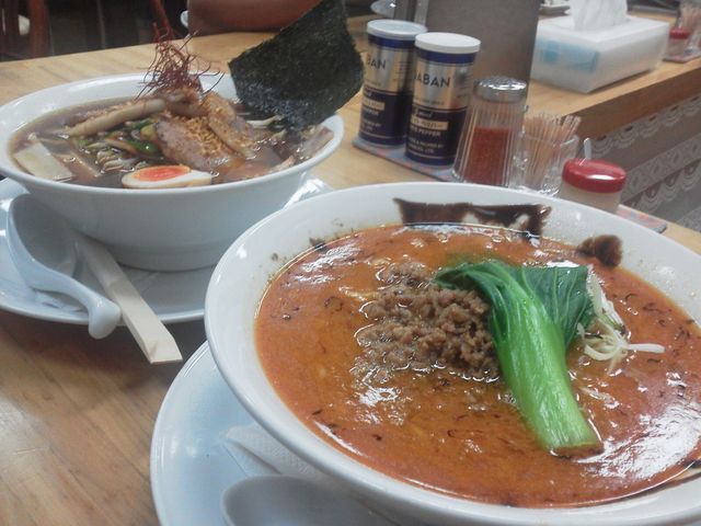 奥:こだわりかさね味
手前:担々麺_らーめん みすゞ