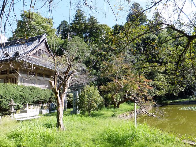 資料館の隣には神社があります。_鍵屋の辻史跡公園