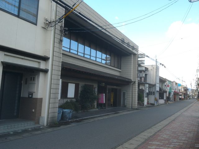 宴会場は二階で、一階にはスナックバーが併設されています。_浪花亭