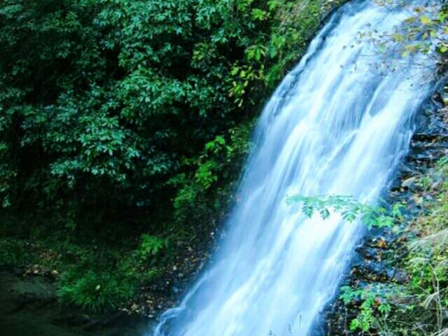水しぶきが気持ちいい豪快な滝_幻の滝