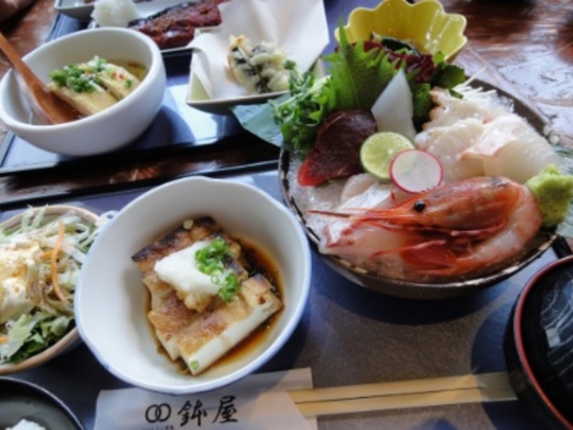 9百円ほどのランチ定食は質・量ともに大満足_おばんざい鮮魚 鉢屋