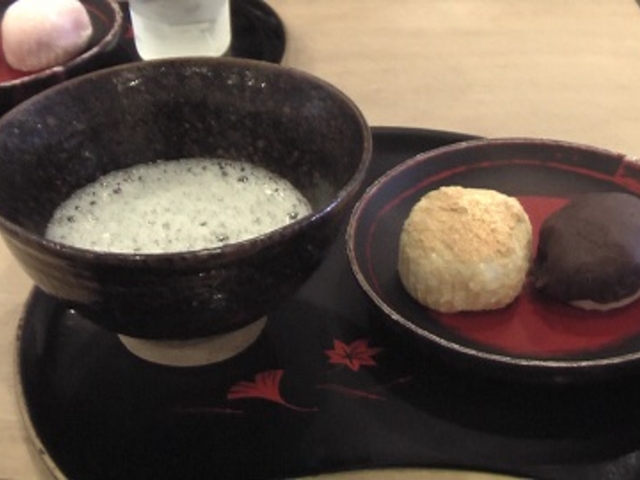 好きな茶碗で抹茶を立ててくれます。_餅菓子商 白谷
