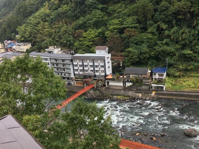 対岸のホテルや赤い人道橋が見えます。後でこの橋を渡って益次郎温泉に行きました。_浮羽別館新紫陽