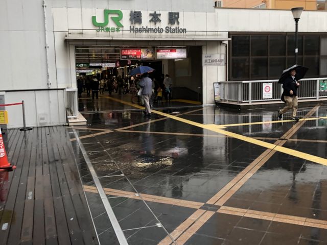 北口側。夜はスカウトがいます。この付近で弾き語りをしている人もいます。_JR橋本駅