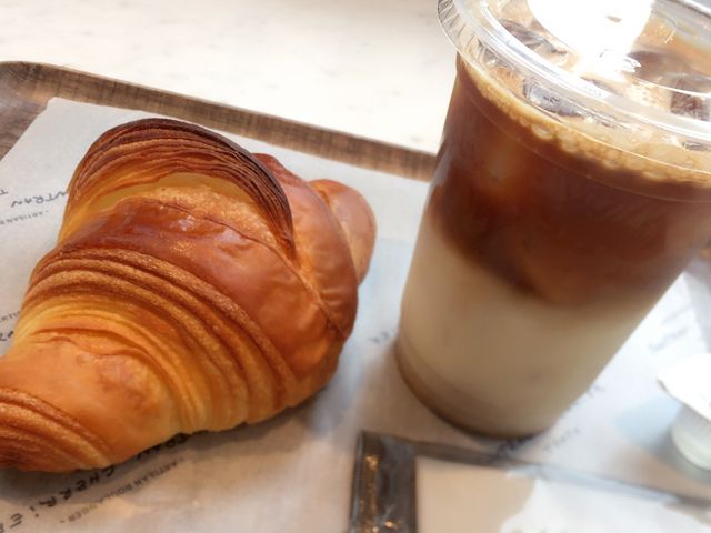 クロワッサンとカフェラテ_Le・FOURNIL・de・GONTRAN・CHERRIER
