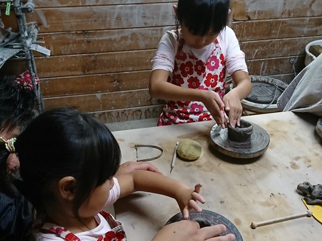 手ろくろで花瓶とコップを作りました。_陶芸体験 亀工房