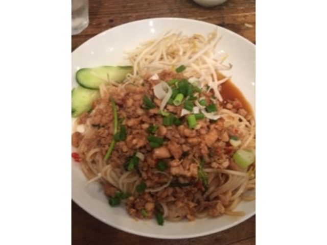 珍しいタイ風汁無しラーメンです。_バンコック ラララ食堂
