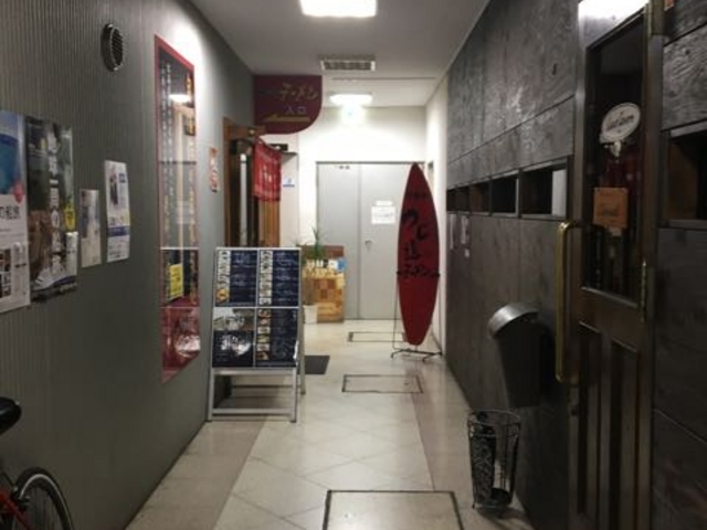 飲み屋がひしめき合っているビルに入っています_つじ道らーめん