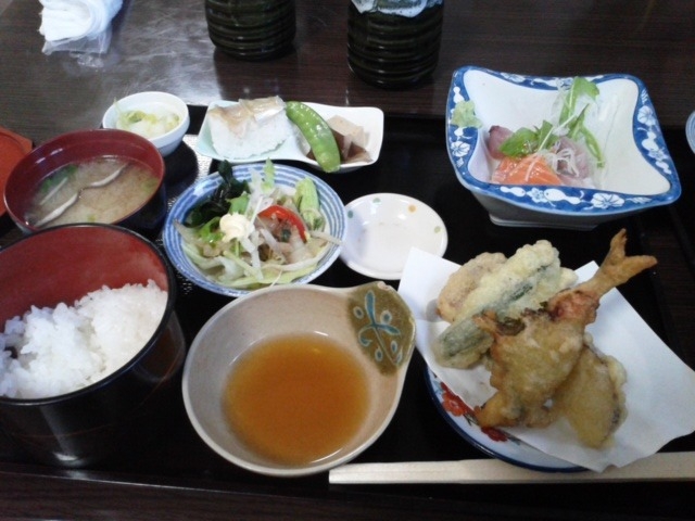 日替わりB定食850円。煮物の左隣にバッテラ1切れ。_寿しの利久丸