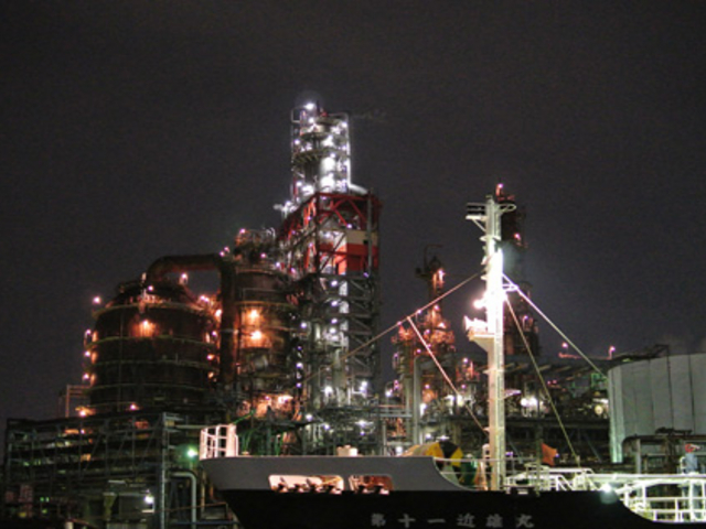 船から見える工場夜景_京浜フェリーボート株式会社
