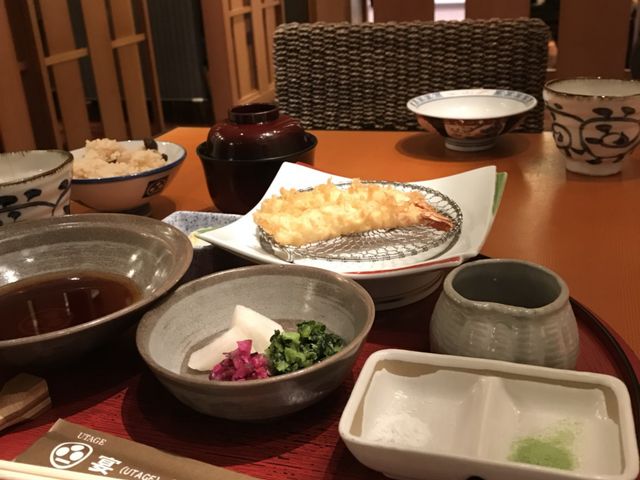 揚げたてを席まで運んでくれます。_銀座ハゲ天 宴 ミッドランドスクエア店