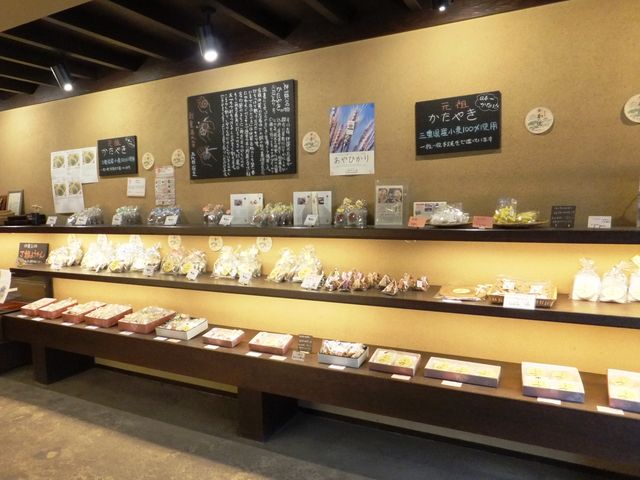 いろんな「かたやき」も並んでいます。_伊賀菓庵 山本